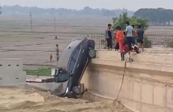 Ikuti Google Maps, Mobil Ini Libas Jembatan Buntung Belum Selesai Dibangun Ikuti Google Maps, Mobil Ini Libas Jembatan Buntung Belum Selesai Dibangun