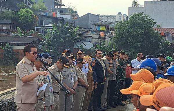 Atasi Banjir di Jakarta, Pramono Minta Anak Buah Kompak Atasi Sumbatan Drainase Atasi Banjir di Jakarta, Pramono Minta Anak Buah Kompak Atasi Sumbatan Drainase