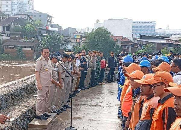 Pimpin Apel Siap Siaga di Bantaran Ciliwung, Pramono: Banjir Jakarta Tak Bisa Dilawan! Pimpin Apel Siap Siaga di Bantaran Ciliwung, Pramono: Banjir Jakarta Tak Bisa Dilawan!