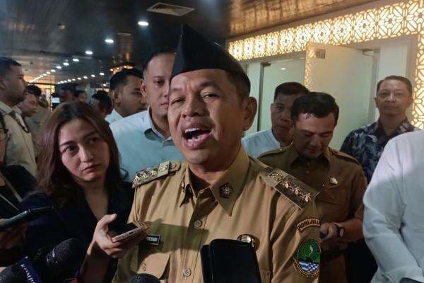 Dedi Mulyadi Balas Respons Mendikdasmen soal Larangan Wisuda Sekolah: Saya Tak akan Dengar Siapa Pun Dedi Mulyadi Balas Respons Mendikdasmen soal Larangan Wisuda Sekolah: Saya Tak akan Dengar Siapa Pun
