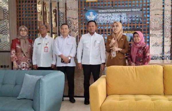 Gubernur Harum Wajibkan Dosen dan Pejabat Kaltim Tempuh S3, Siapkan SDM Unggul Gubernur Harum Wajibkan Dosen dan Pejabat Kaltim Tempuh S3, Siapkan SDM Unggul