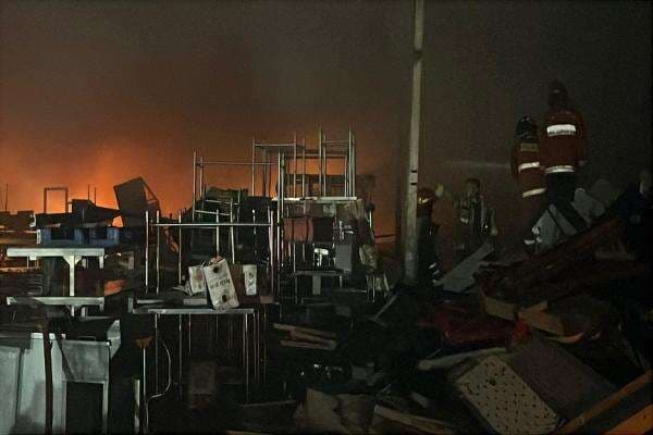 Gudang Barang Bekas di Bekasi Kebakaran, Api Masih Berkobar hingga Malam Ini Gudang Barang Bekas di Bekasi Kebakaran, Api Masih Berkobar hingga Malam Ini