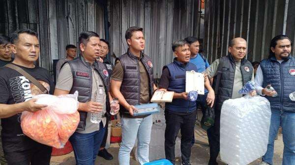 Polisi Grebek Gudang Pengoplosan Miras Ciu di Bogor, Sehari Untung Rp6 Juta Polisi Grebek Gudang Pengoplosan Miras Ciu di Bogor, Sehari Untung Rp6 Juta