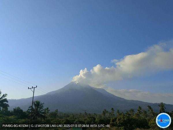 Gunung Lewotobi Laki-Laki Erupsi Muntahan Asap Putih Sangat Tebal Gunung Lewotobi Laki-Laki Erupsi Muntahan Asap Putih Sangat Tebal