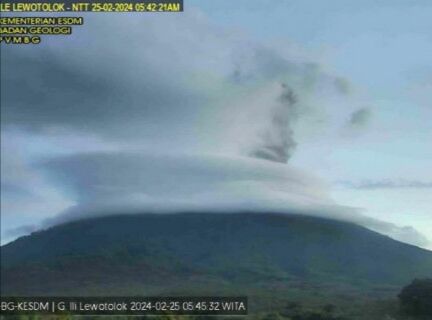 Gunung Ile Lewotolok Meletus, Lontarkan Abu Vulkanik Setinggi 1.000 Meter