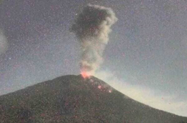 Gunung Ili Lewotolok Kembali Erupsi Malam Ini, Lontaran Abu 1 Km Disertai Lava Pijar