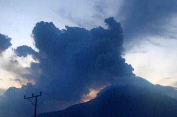 Gunung Lewotobi Laki-laki Kembali Erupsi Pagi Ini, Letusan 700 Meter di Atas Puncak