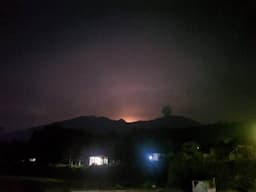 Gunung Marapi Kembali Erupsi, Muncul Cahaya Jingga-Kemerahan di Malam Hari