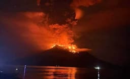 Gunung Ruang Erupsi, Masyarakat Pulau Tanggulang Evakuasi Mandiri