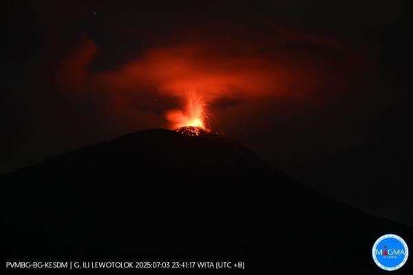 Gunung Ile Lewotolok Alami 56 Kali Letusan hingga Dini Hari Gunung Ile Lewotolok Alami 56 Kali Letusan hingga Dini Hari