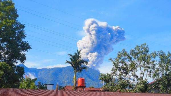 Gunung Marapi Kembali Bergolak, Kolom Abu Menjulang 1.600 Meter Gunung Marapi Kembali Bergolak, Kolom Abu Menjulang 1.600 Meter