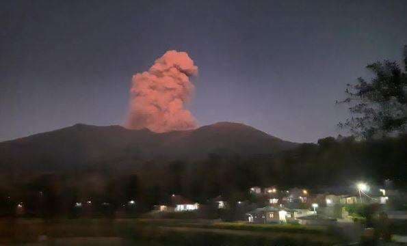 Gunung Marapi Meletus Hari Ini, Muntahkan Abu Vulkanik Setinggi 1 Km Gunung Marapi Meletus Hari Ini, Muntahkan Abu Vulkanik Setinggi 1 Km
