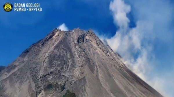 Gunung Merapi Luncurkan 63 Kali Lava Pijar Dalam Sehari Gunung Merapi Luncurkan 63 Kali Lava Pijar Dalam Sehari
