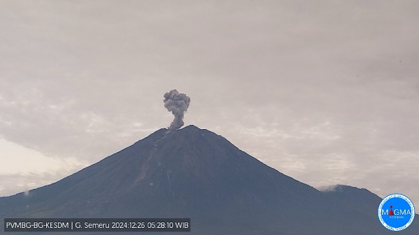 Gunung Semeru Meletus, Semburkan Abu Vulkanik 1.100 Meter Gunung Semeru Meletus, Semburkan Abu Vulkanik 1.100 Meter