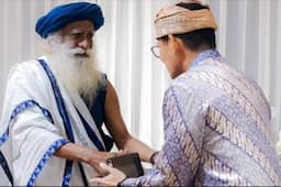Guru Yoga Terkenal India Sadhguru Nikmati Wisata Spiritual di Bali, Disambut Hangat Sandiaga Uno