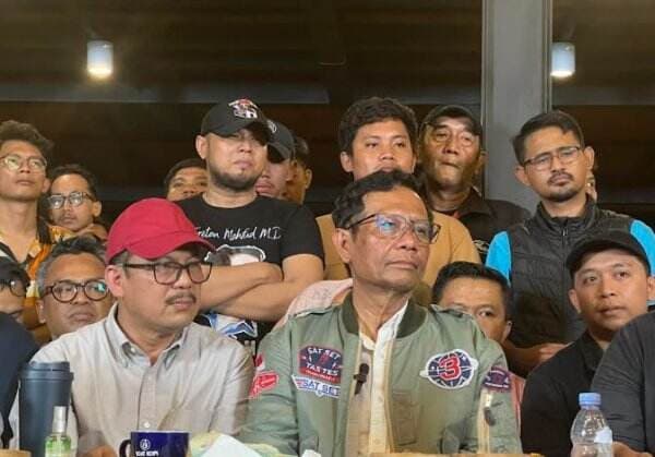 Hadiri Acara Tabrak Prof di Yogyakarta Mahfud MD Tampil Kece dengan Jaket Bomber