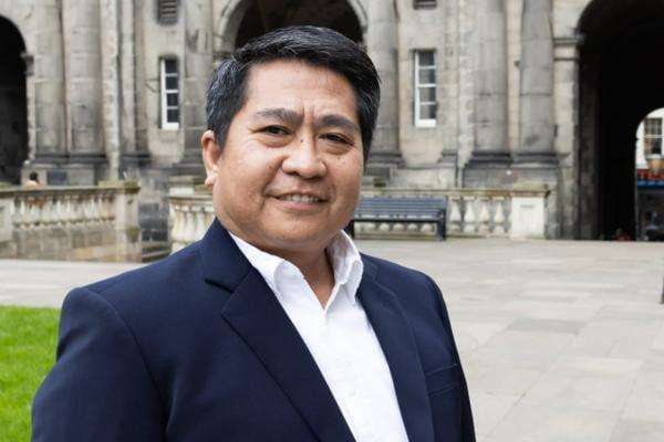 Handphone dan Paradoks Hubungan Sosial Kita Handphone dan Paradoks Hubungan Sosial Kita