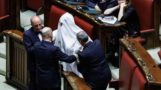 Hantu Ditendang Keluar dari Ruang Sidang Parlemen Italia Hantu Ditendang Keluar dari Ruang Sidang Parlemen Italia