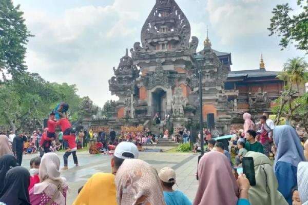 Hari Kedua Lebaran, Hampir 20.000 Pengunjung Padati Objek Wisata TMII Hari Kedua Lebaran, Hampir 20.000 Pengunjung Padati Objek Wisata TMII