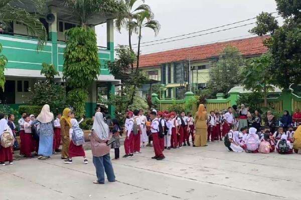 Hari Pertama Jam Masuk Sekolah 6.30 di Bekasi, Ortu Murid Keluhkan Macet Hari Pertama Jam Masuk Sekolah 6.30 di Bekasi, Ortu Murid Keluhkan Macet