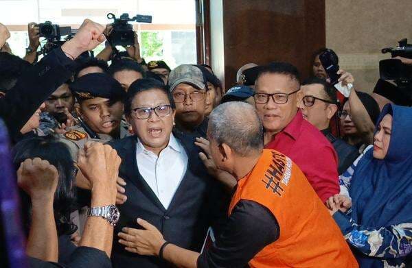 Hasto Kristiyanto Bacakan Nota Keberatan atas Dakwaan Jaksa Hasto Kristiyanto Bacakan Nota Keberatan atas Dakwaan Jaksa