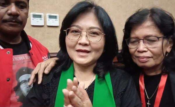 Hasto Kristiyanto Divonis 3,5 Tahun Penjara, Istri: Kita Terima dengan Kepala Tegak Tetap Senyum Hasto Kristiyanto Divonis 3,5 Tahun Penjara, Istri: Kita Terima dengan Kepala Tegak Tetap Senyum