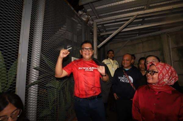 Hasto Kristiyanto Kepalkan Tangan setelah Bebas dari Rutan KPK Hasto Kristiyanto Kepalkan Tangan setelah Bebas dari Rutan KPK