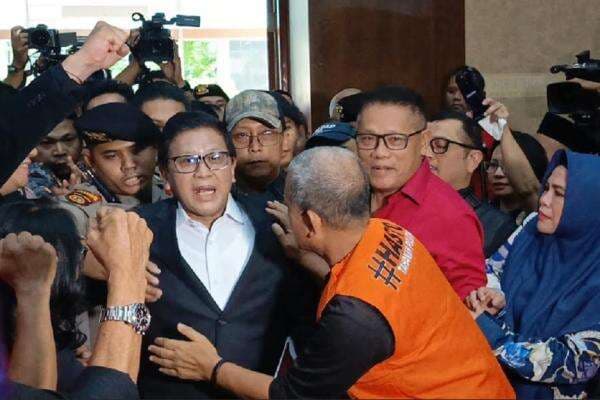 Hasto Kristiyanto Tiba di Ruang Sidang Tipikor, Bacakan Nota Keberatan Hasto Kristiyanto Tiba di Ruang Sidang Tipikor, Bacakan Nota Keberatan