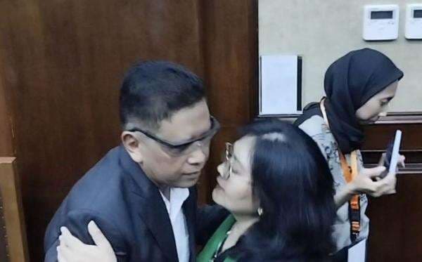 Dua Ciuman di Pipi dari Istri Antar Hasto ke Kursi Terdakwa Dua Ciuman di Pipi dari Istri Antar Hasto ke Kursi Terdakwa