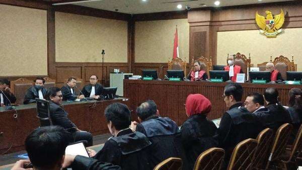 Bacakan Eksepsi, Hasto Singgung Jokowi hingga Ngaku Dapat Ancaman akan Ditangkap Bacakan Eksepsi, Hasto Singgung Jokowi hingga Ngaku Dapat Ancaman akan Ditangkap