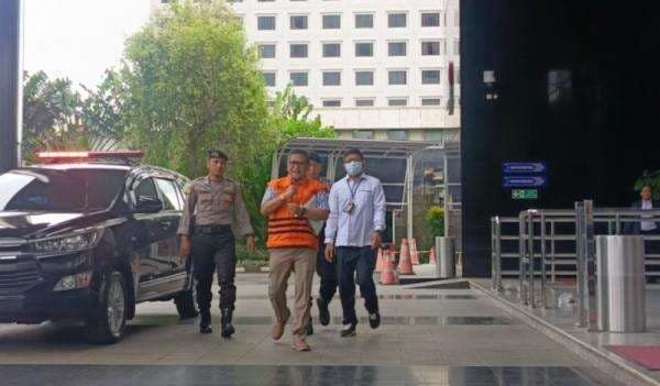 Hasto Kembali Kepalkan Tangan sebelum Pemeriksaan Perdana usai Ditahan KPK Hasto Kembali Kepalkan Tangan sebelum Pemeriksaan Perdana usai Ditahan KPK