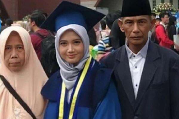 Kisah Hera Putri Anak Tukang Becak Lulus S2 ITB di Usia 22 Tahun, Kini Jadi Dosen Kimia Kisah Hera Putri Anak Tukang Becak Lulus S2 ITB di Usia 22 Tahun, Kini Jadi Dosen Kimia