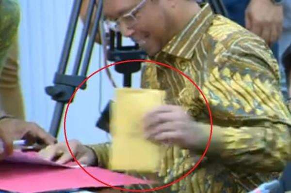 Viral Anggota DPR Herman Khaeron Terima Amplop saat Rapat, Ini Penjelasannya Viral Anggota DPR Herman Khaeron Terima Amplop saat Rapat, Ini Penjelasannya