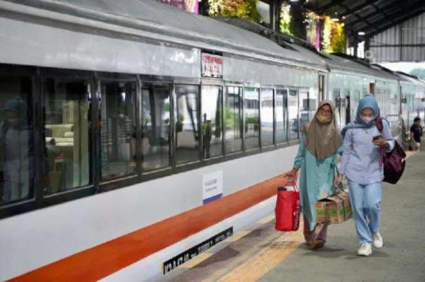 Hingga H-2 Lebaran, 1,6 Juta Penumpang Sudah Mudik dengan Kereta Api Hingga H-2 Lebaran, 1,6 Juta Penumpang Sudah Mudik dengan Kereta Api