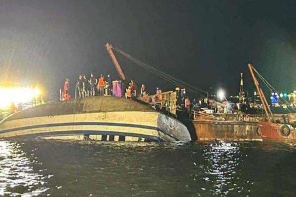 Horor! Kapal Pesiar Terbalik Dihantam Badai di Vietnam, 37 Orang Tewas Horor! Kapal Pesiar Terbalik Dihantam Badai di Vietnam, 37 Orang Tewas