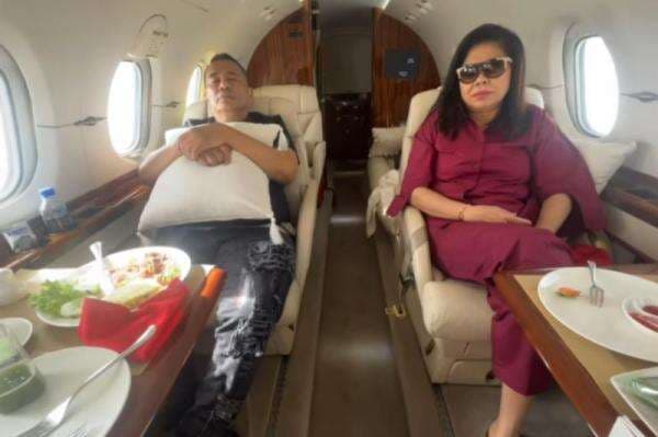Hotman Paris Pakai Private Jet Terbang ke Singapura Hari Ini, Ditemani Istri Tersayang Hotman Paris Pakai Private Jet Terbang ke Singapura Hari Ini, Ditemani Istri Tersayang