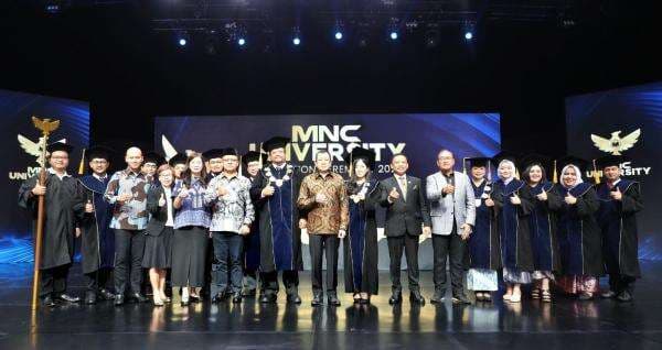 HT dan Jessica Tanoesoedibjo Hadiri Wisuda ke-3 Mahasiswa MNC University HT dan Jessica Tanoesoedibjo Hadiri Wisuda ke-3 Mahasiswa MNC University