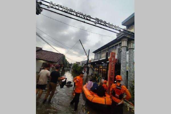 Hujan Deras Guyur Kota Bekasi, 6 Wilayah Terendam Banjir Hujan Deras Guyur Kota Bekasi, 6 Wilayah Terendam Banjir