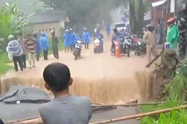 Hujan Deras, Jembatan di Citeureup Bogor Ambruk Tak Bisa Dilalui Kendaraan Hujan Deras, Jembatan di Citeureup Bogor Ambruk Tak Bisa Dilalui Kendaraan