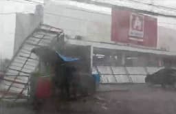 Hujan Disertai Angin Kencang Terjang Pandeglang, Rusak Atap Minimarket dan Rumah