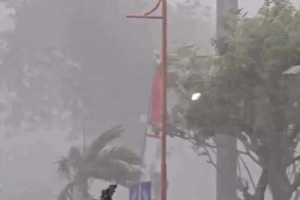 Hujan Angin Terjang BSD: Pepohonan Bergoyang Hebat, Jarak Pandang Terbatas Hujan Angin Terjang BSD: Pepohonan Bergoyang Hebat, Jarak Pandang Terbatas