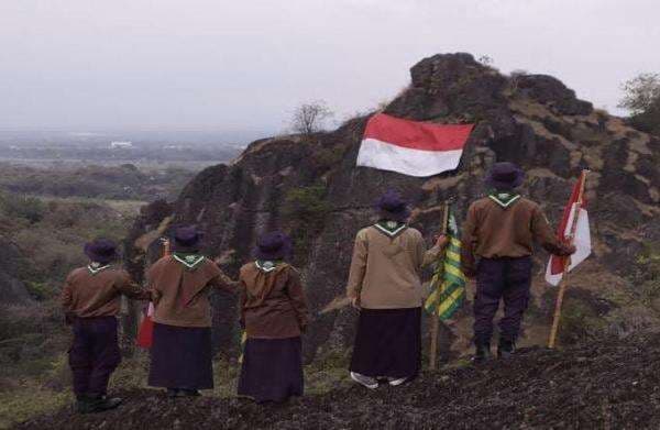 HW UMS Kibarkan Bendera Merah Putih Raksasa di Gunung Sepikul Sambut HUT ke-80 RI HW UMS Kibarkan Bendera Merah Putih Raksasa di Gunung Sepikul Sambut HUT ke-80 RI