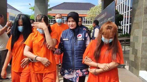 Terlibat Jaringan Narkoba, 3 Ibu Muda di Gresik Ditangkap Polisi Terlibat Jaringan Narkoba, 3 Ibu Muda di Gresik Ditangkap Polisi