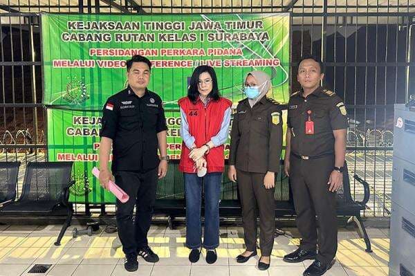 Tampang Ibu Kandung Ronald Tannur Diborgol, Dijebloskan ke Rutan Kelas I Surabaya Tampang Ibu Kandung Ronald Tannur Diborgol, Dijebloskan ke Rutan Kelas I Surabaya