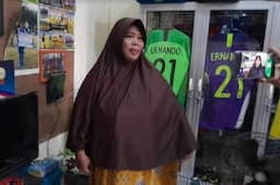 Ibunda Kiper Timnas Indonesia U-23 Ernando Nyekar ke Makam Suami dan Doakan Menang Lawan Uzbekistan