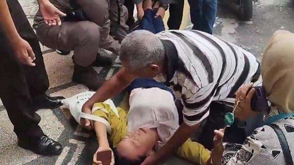 Ngeri! Ibunda Agus Difabel Pingsan usai Sidang, Kepalanya Bocor Terbentur Lantai Ngeri! Ibunda Agus Difabel Pingsan usai Sidang, Kepalanya Bocor Terbentur Lantai