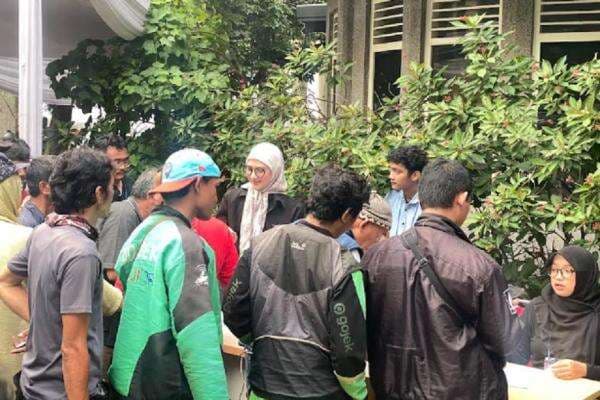 Ikut Bagikan Daging Kurban ke Pekerja Informal, Ankie Yudistia: Pastikan Kita Dekat dengan Masyarakat Ikut Bagikan Daging Kurban ke Pekerja Informal, Ankie Yudistia: Pastikan Kita Dekat dengan Masyarakat