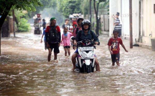 21 RT Jakarta Masih Terendam Banjir Siang Ini, Terparah di Jaktim 21 RT Jakarta Masih Terendam Banjir Siang Ini, Terparah di Jaktim