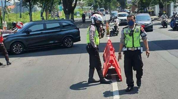 Jelang Perayaan Tahun Baru 2025, Polres Metro Bekasi Sekat 3 Titik Jalur Menuju Jakarta Jelang Perayaan Tahun Baru 2025, Polres Metro Bekasi Sekat 3 Titik Jalur Menuju Jakarta