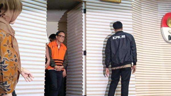 Momen Noel Ebenezer Menangis dan Kenakan Rompi Tahanan KPK Pasca Tertangkap Tangan Momen Noel Ebenezer Menangis dan Kenakan Rompi Tahanan KPK Pasca Tertangkap Tangan